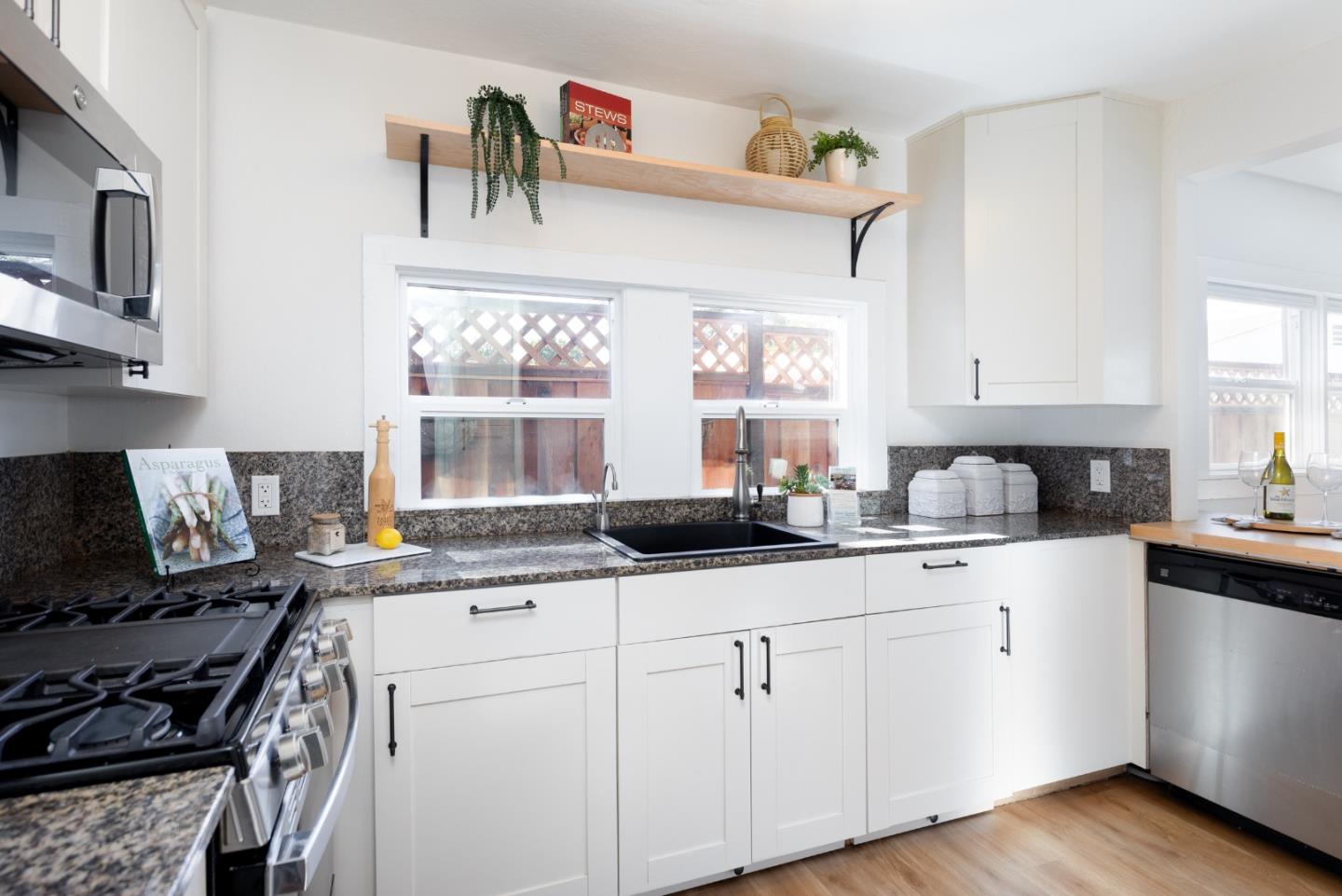 Detail Gallery Image 9 of 38 For 1122 Seabright Ave, Santa Cruz,  CA 95062 - 3 Beds | 1 Baths