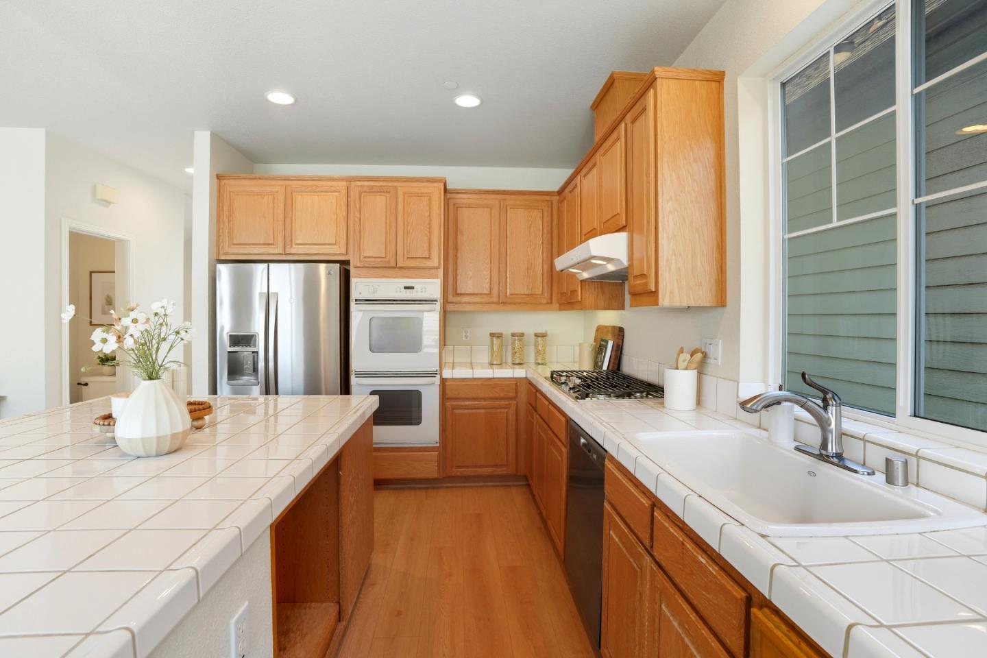 Detail Gallery Image 17 of 70 For 956 Commercial Ave, South San Francisco,  CA 94080 - 3 Beds | 3/1 Baths