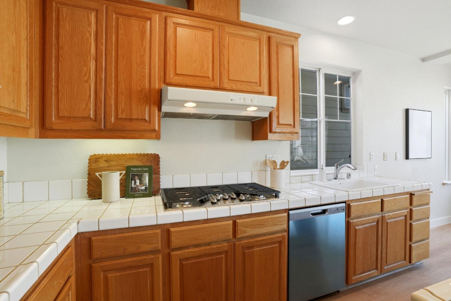 Detail Gallery Image 20 of 70 For 956 Commercial Ave, South San Francisco,  CA 94080 - 3 Beds | 3/1 Baths