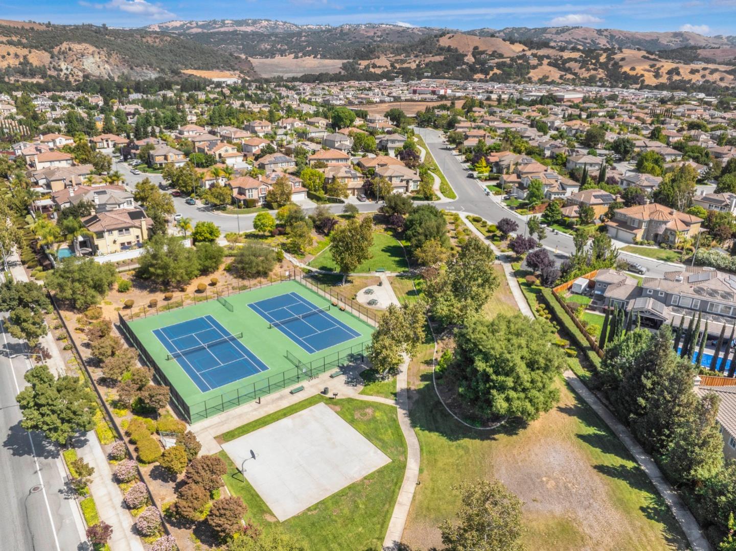 Detail Gallery Image 5 of 36 For 18540 Serra Ct, Morgan Hill,  CA 95037 - 4 Beds | 3 Baths