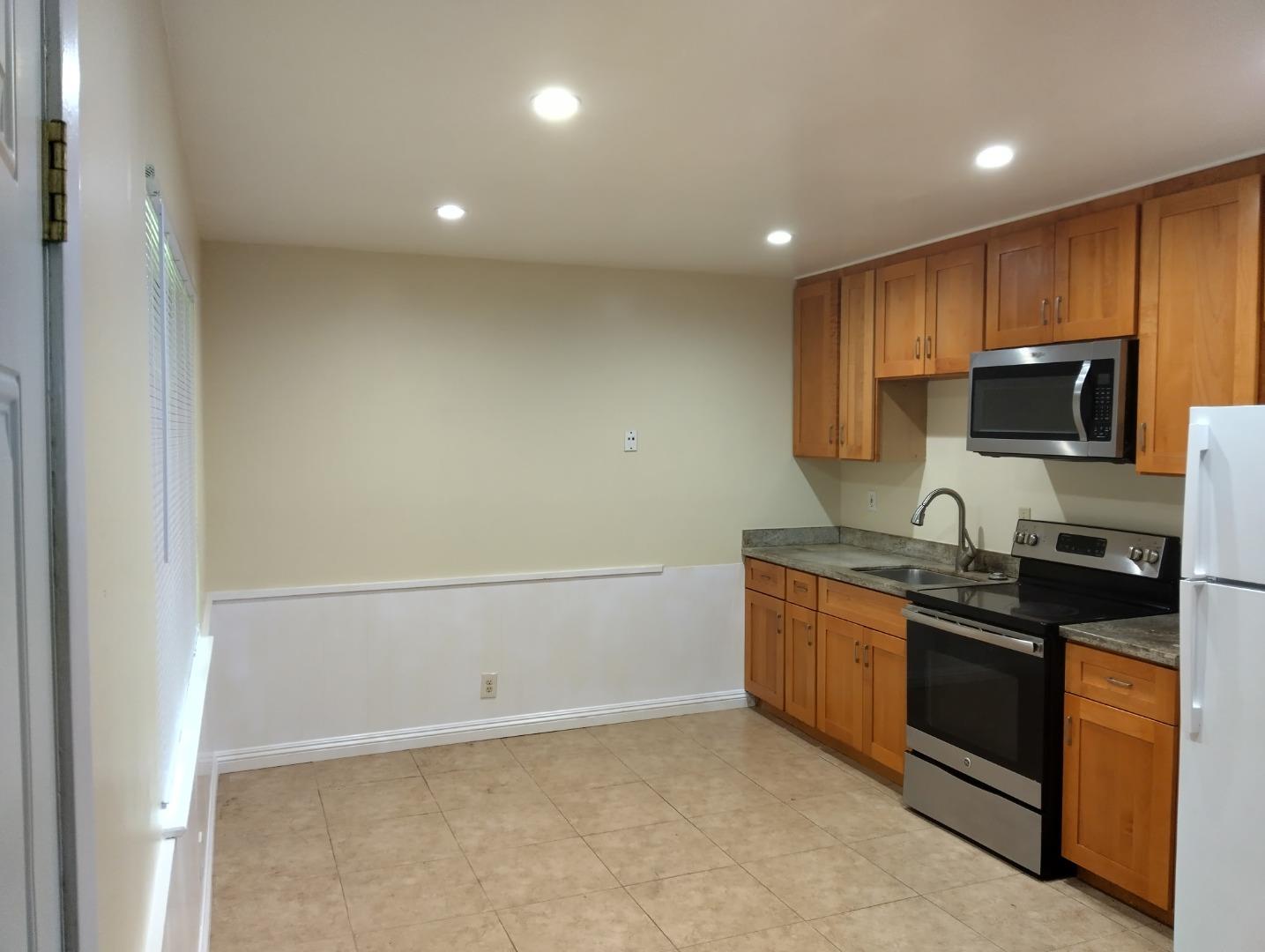 Detail Gallery Image 3 of 11 For 1443 Kentfield Ave #1,  Redwood City,  CA 94061 - 2 Beds | 1 Baths