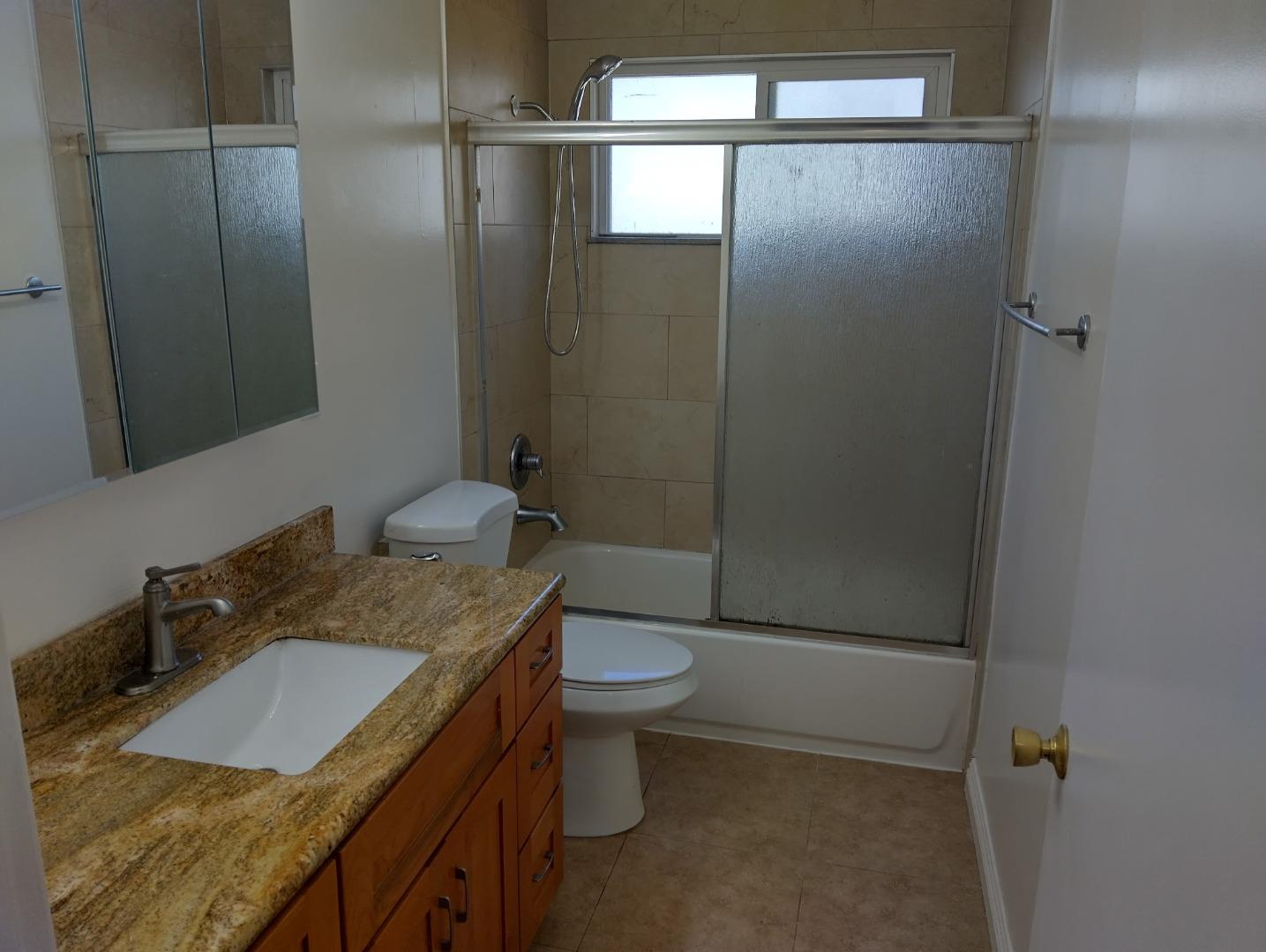 Detail Gallery Image 4 of 11 For 1443 Kentfield Ave #1,  Redwood City,  CA 94061 - 2 Beds | 1 Baths