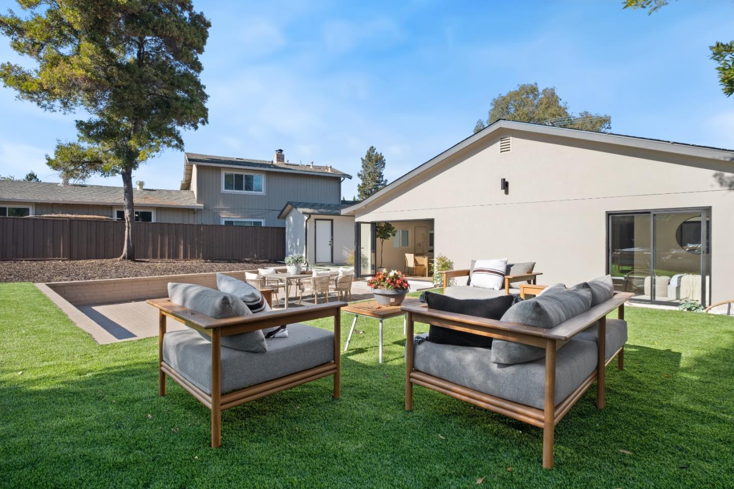 Detail Gallery Image 34 of 51 For 540 Sapphire St, Redwood City,  CA 94062 - 4 Beds | 2/1 Baths