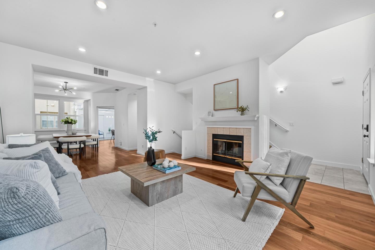 Detail Gallery Image 8 of 43 For 422 Camille Cir #14,  San Jose,  CA 95134 - 2 Beds | 2/1 Baths