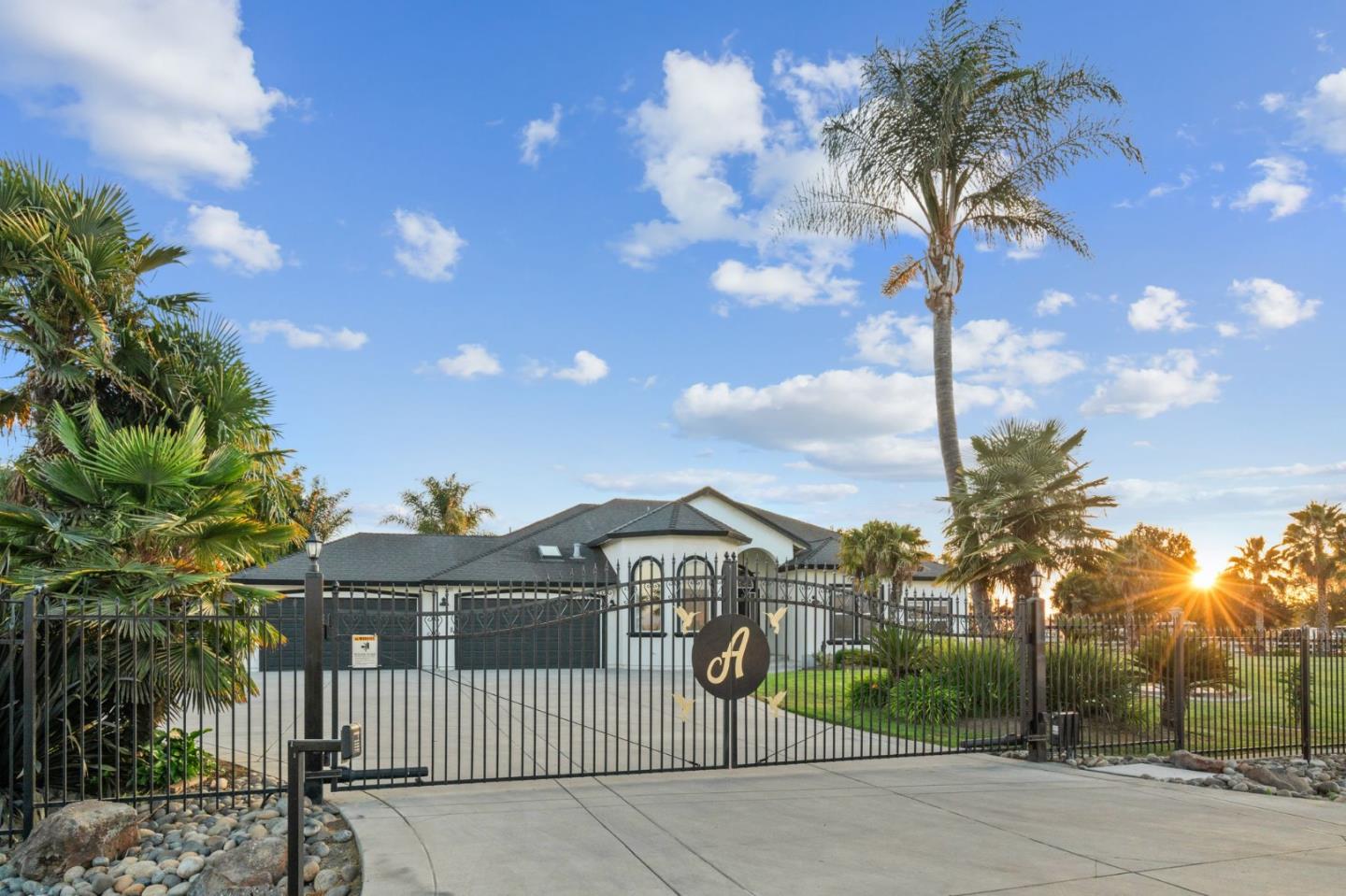 Detail Gallery Image 1 of 57 For 1353 Perry Ct, Hollister,  CA 95023 - 4 Beds | 2/1 Baths