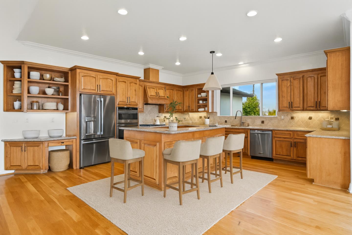 Detail Gallery Image 10 of 57 For 1353 Perry Ct, Hollister,  CA 95023 - 4 Beds | 2/1 Baths
