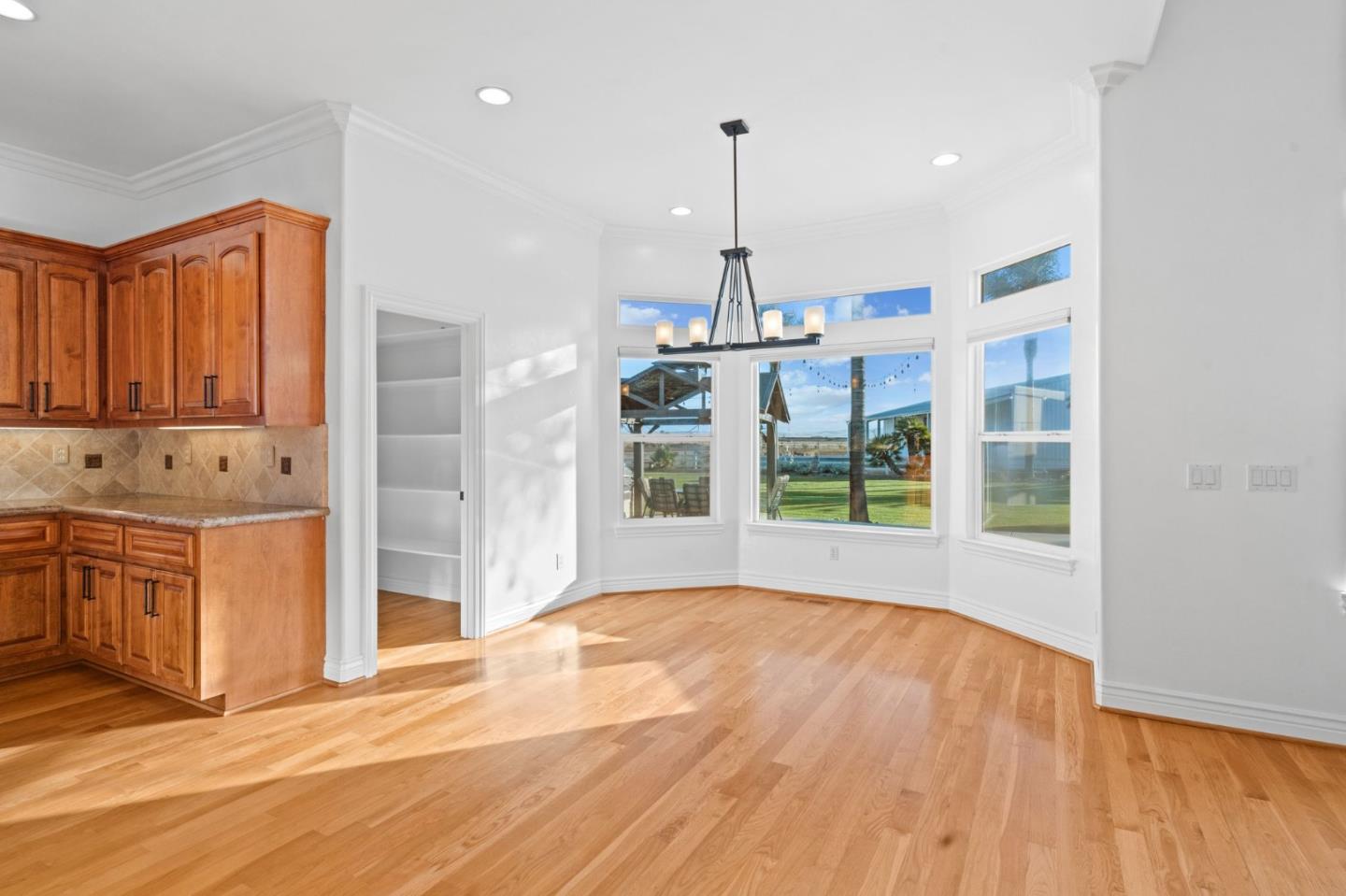 Detail Gallery Image 11 of 57 For 1353 Perry Ct, Hollister,  CA 95023 - 4 Beds | 2/1 Baths