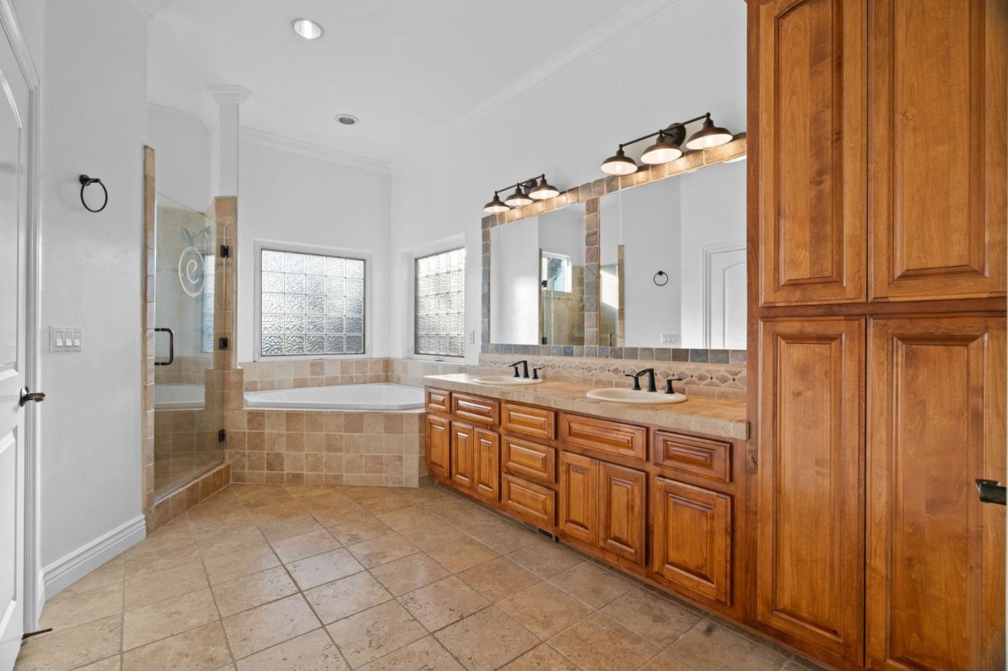 Detail Gallery Image 17 of 57 For 1353 Perry Ct, Hollister,  CA 95023 - 4 Beds | 2/1 Baths