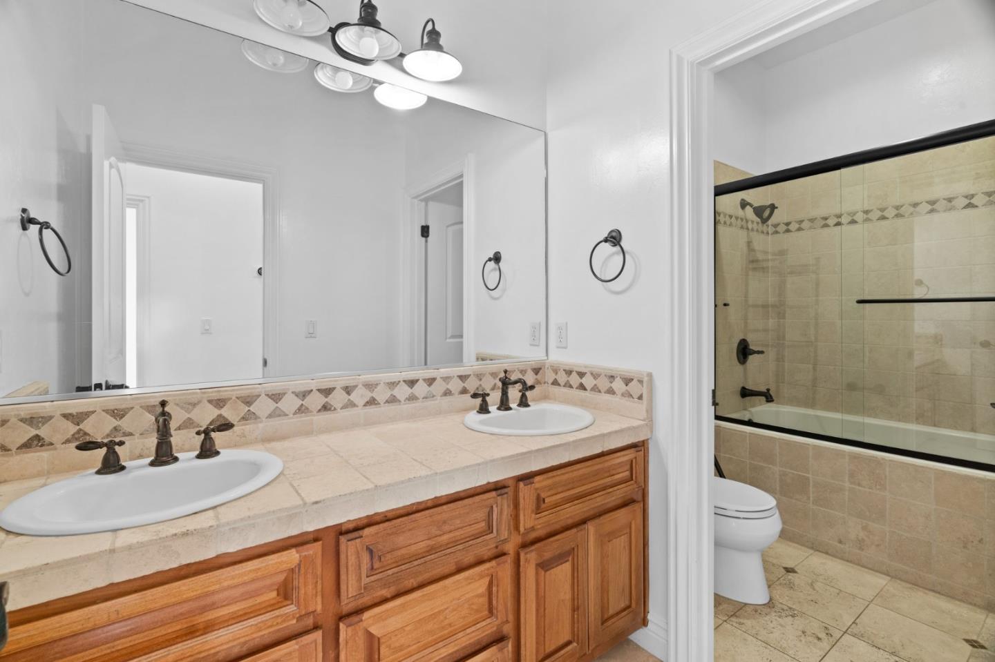 Detail Gallery Image 19 of 57 For 1353 Perry Ct, Hollister,  CA 95023 - 4 Beds | 2/1 Baths