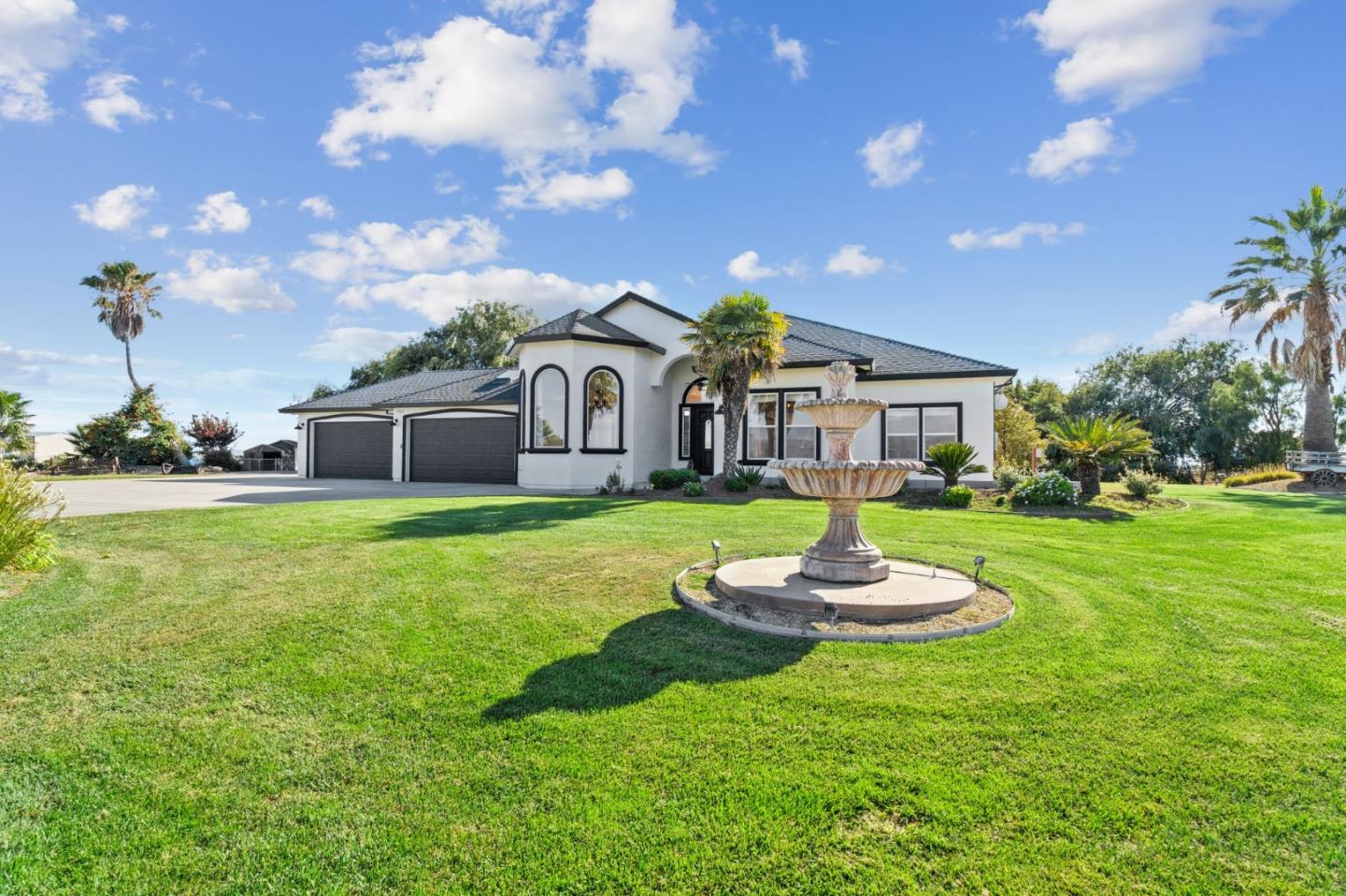 Detail Gallery Image 4 of 57 For 1353 Perry Ct, Hollister,  CA 95023 - 4 Beds | 2/1 Baths