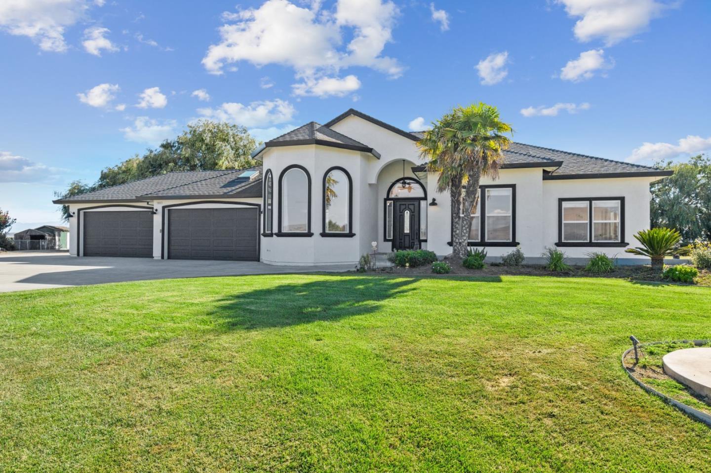 Detail Gallery Image 5 of 57 For 1353 Perry Ct, Hollister,  CA 95023 - 4 Beds | 2/1 Baths