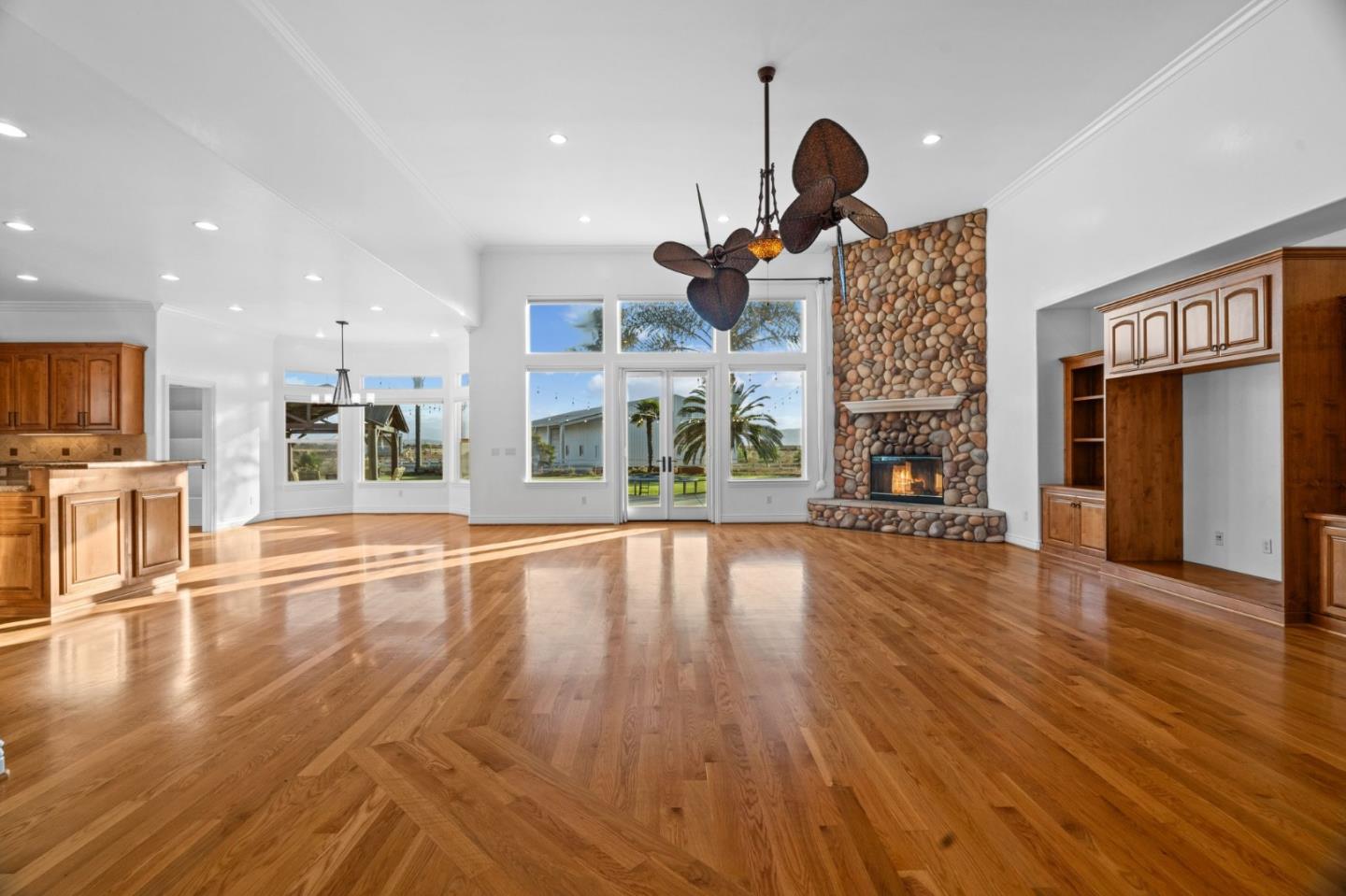Detail Gallery Image 8 of 57 For 1353 Perry Ct, Hollister,  CA 95023 - 4 Beds | 2/1 Baths