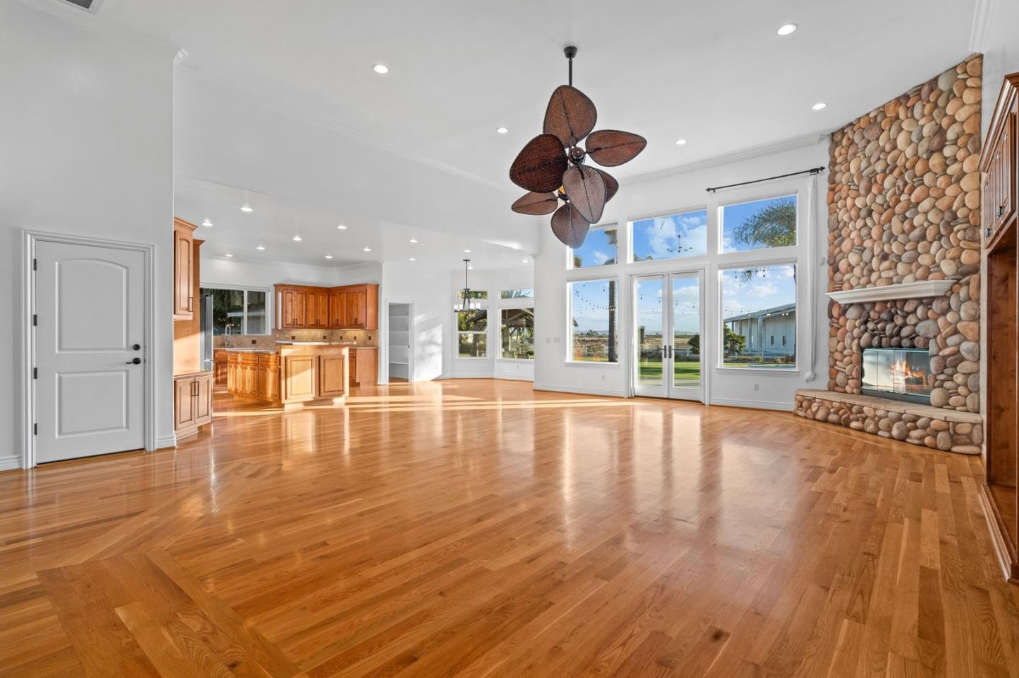 Detail Gallery Image 9 of 57 For 1353 Perry Ct, Hollister,  CA 95023 - 4 Beds | 2/1 Baths