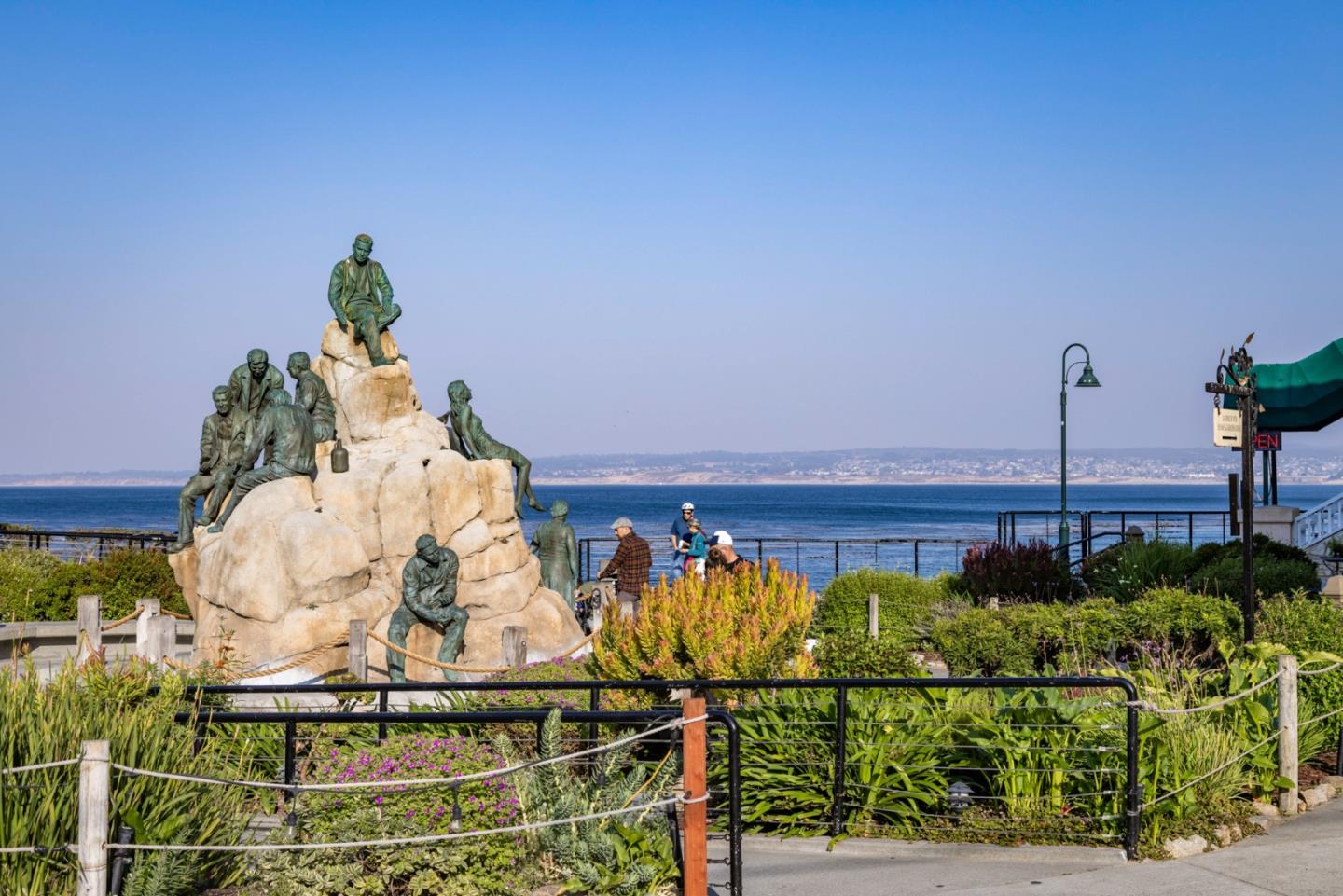 Detail Gallery Image 22 of 24 For 575 Foam St #D,  Monterey,  CA 93940 - 3 Beds | 2 Baths