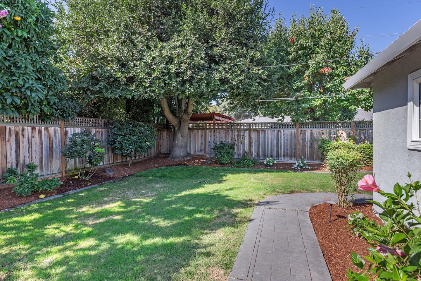 Detail Gallery Image 23 of 29 For 3388 Lubich Dr, Mountain View,  CA 94040 - 3 Beds | 2/1 Baths