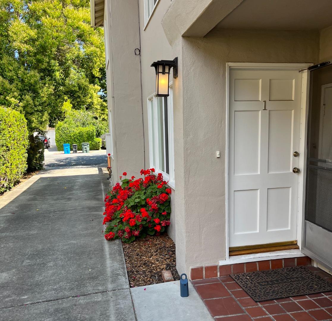 Detail Gallery Image 2 of 15 For 860 Live Oak Ave #1,  Menlo Park,  CA 94025 - 2 Beds | 1 Baths
