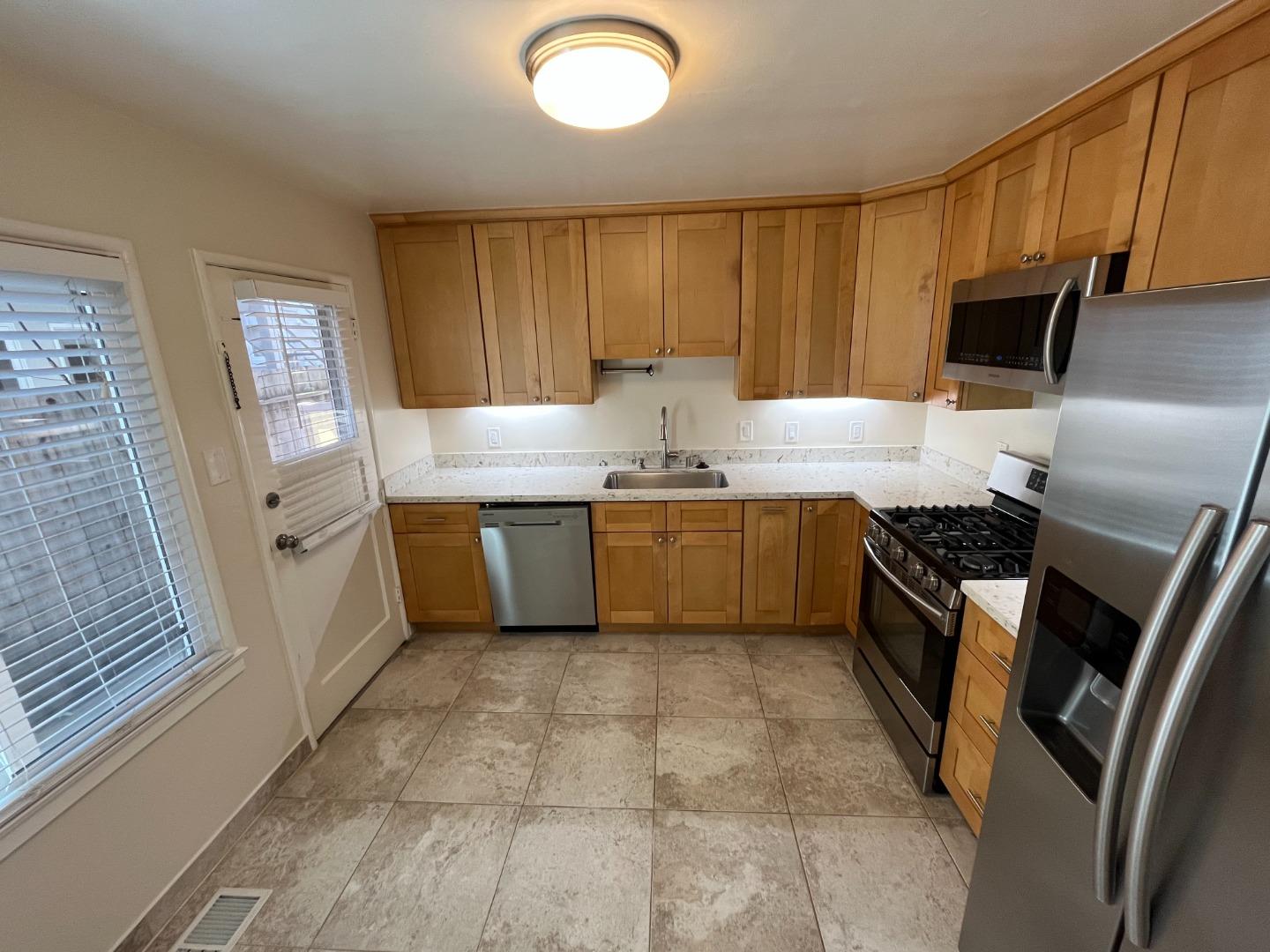 Detail Gallery Image 5 of 15 For 860 Live Oak Ave #1,  Menlo Park,  CA 94025 - 2 Beds | 1 Baths