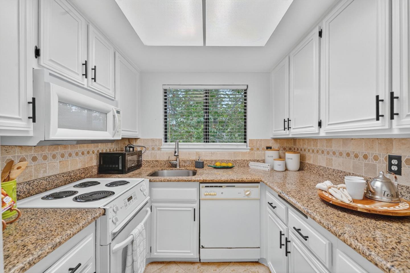 Detail Gallery Image 10 of 27 For 1048 N Abbott Ave, Milpitas,  CA 95035 - 2 Beds | 1 Baths