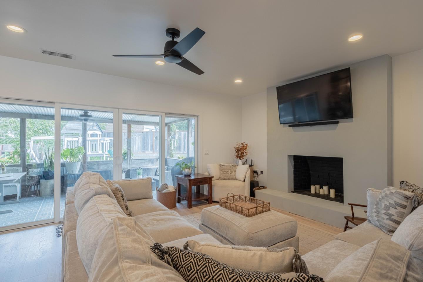 Detail Gallery Image 14 of 44 For 17045 Nina Ct, Salinas,  CA 93908 - 3 Beds | 2 Baths