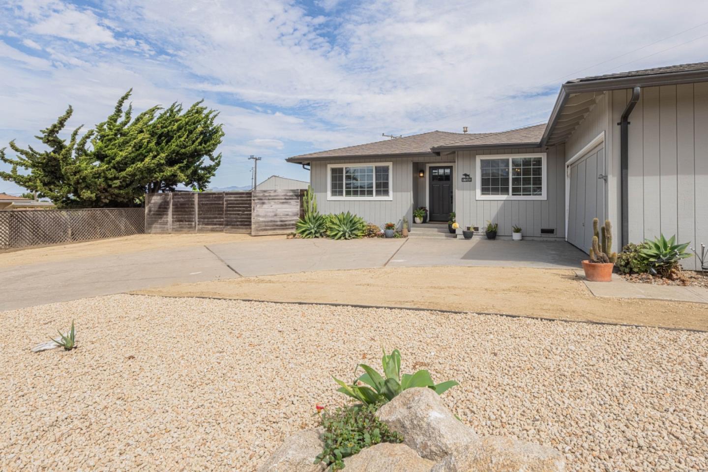 Detail Gallery Image 4 of 44 For 17045 Nina Ct, Salinas,  CA 93908 - 3 Beds | 2 Baths
