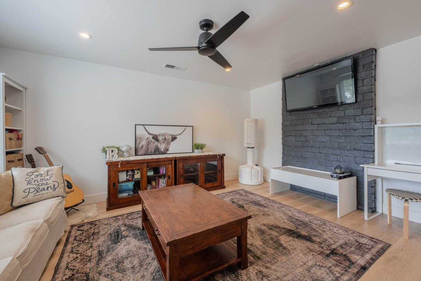 Detail Gallery Image 6 of 44 For 17045 Nina Ct, Salinas,  CA 93908 - 3 Beds | 2 Baths