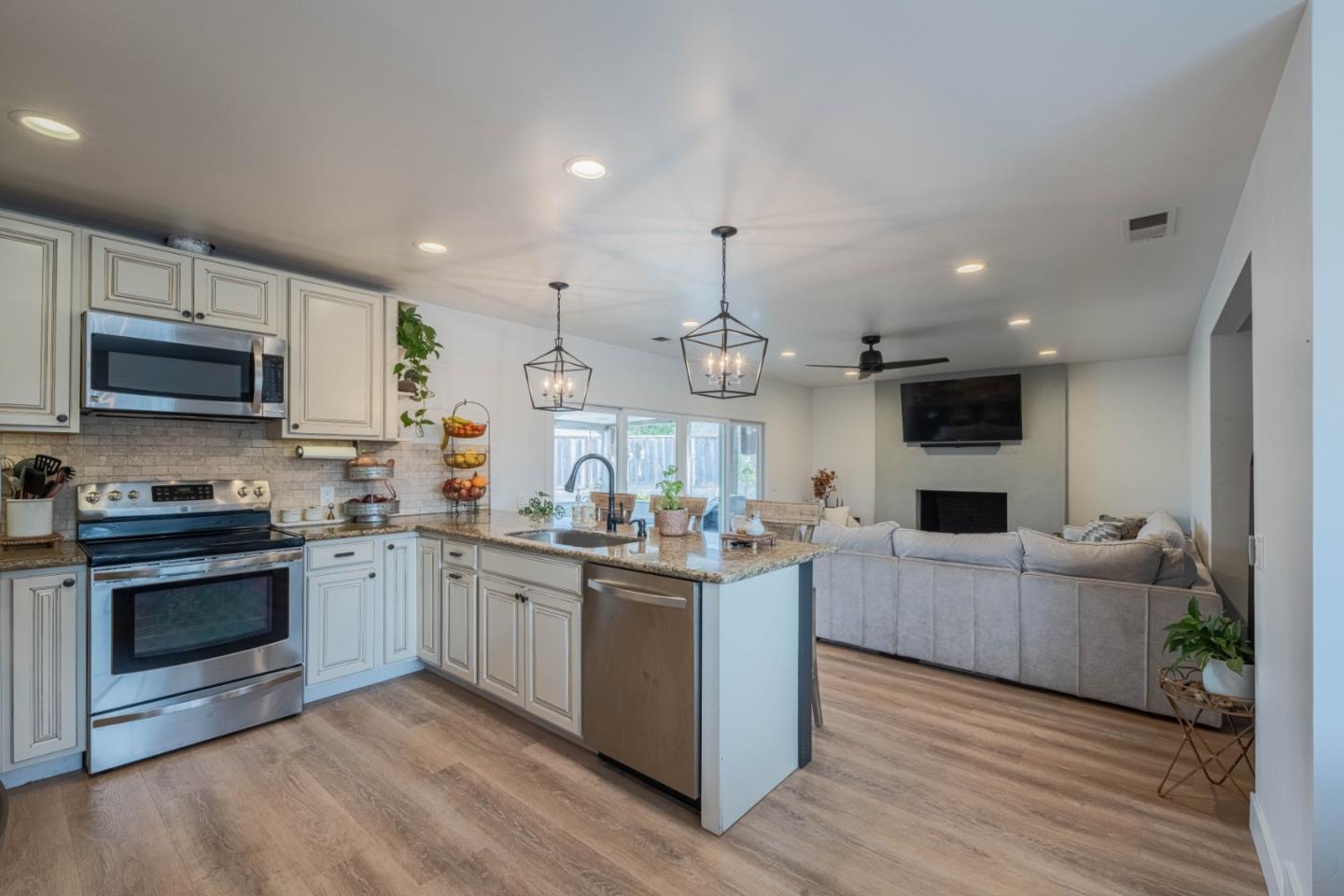 Detail Gallery Image 9 of 44 For 17045 Nina Ct, Salinas,  CA 93908 - 3 Beds | 2 Baths