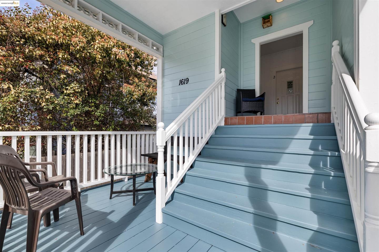 Detail Gallery Image 2 of 6 For 1619 Fairview St #2,  Berkeley,  CA 94703 - 2 Beds | 1 Baths