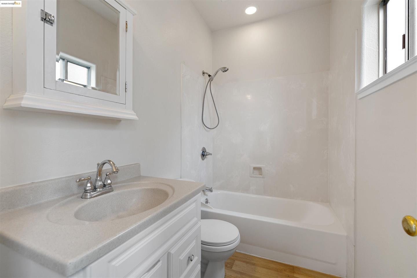 Detail Gallery Image 4 of 6 For 1619 Fairview St #2,  Berkeley,  CA 94703 - 2 Beds | 1 Baths