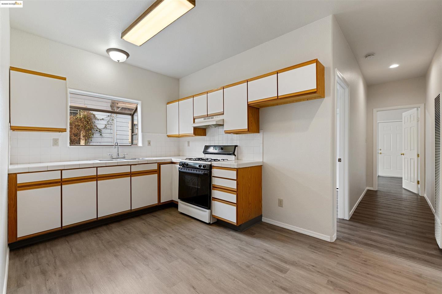 Detail Gallery Image 5 of 6 For 1619 Fairview St #2,  Berkeley,  CA 94703 - 2 Beds | 1 Baths