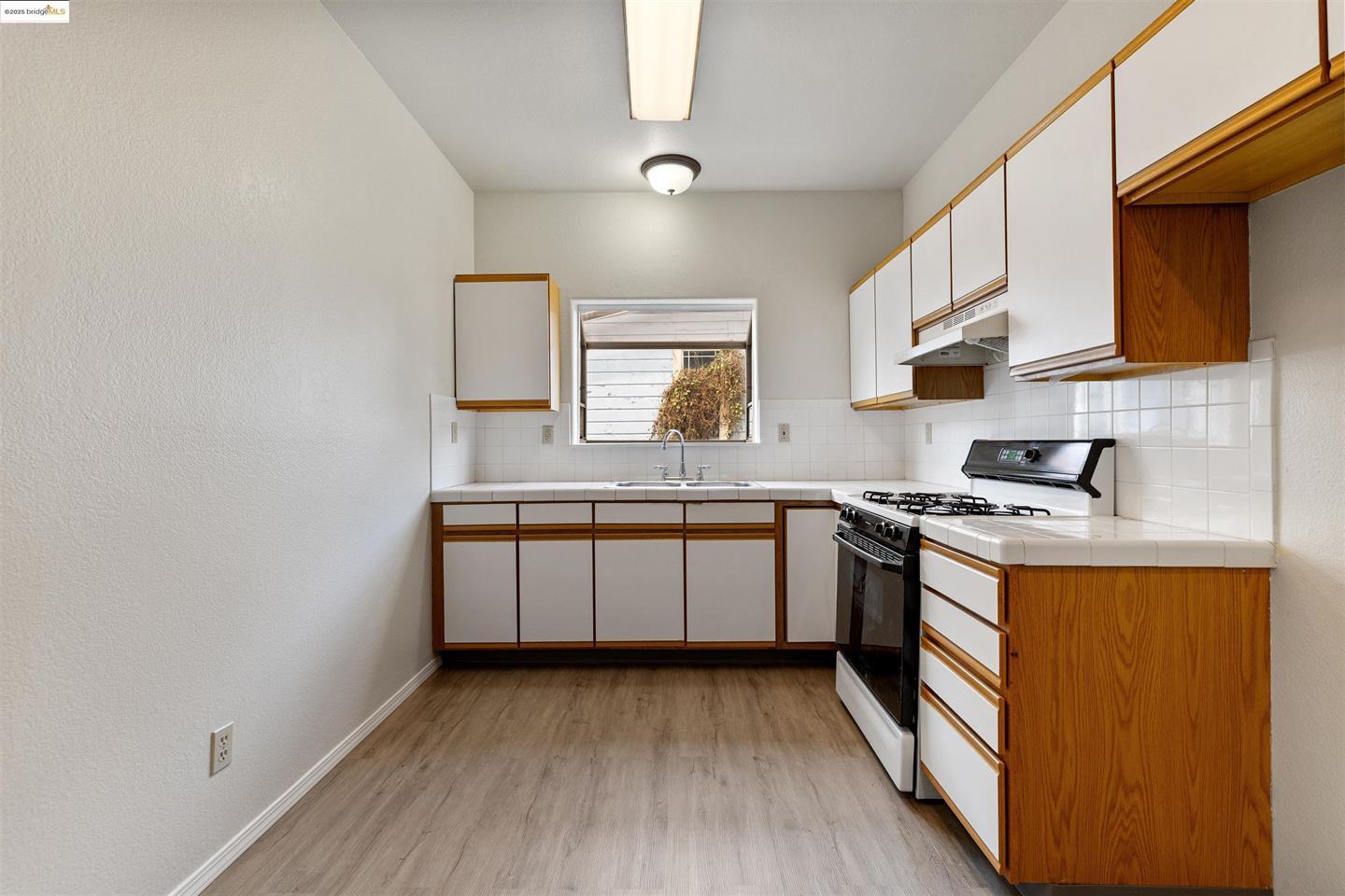 Detail Gallery Image 6 of 6 For 1619 Fairview St #2,  Berkeley,  CA 94703 - 2 Beds | 1 Baths