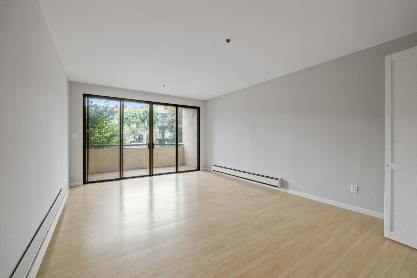 Detail Gallery Image 10 of 25 For 525 Almer Rd #107,  Burlingame,  CA 94010 - 2 Beds | 2 Baths