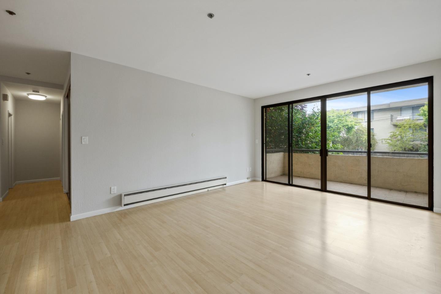 Detail Gallery Image 11 of 25 For 525 Almer Rd #107,  Burlingame,  CA 94010 - 2 Beds | 2 Baths
