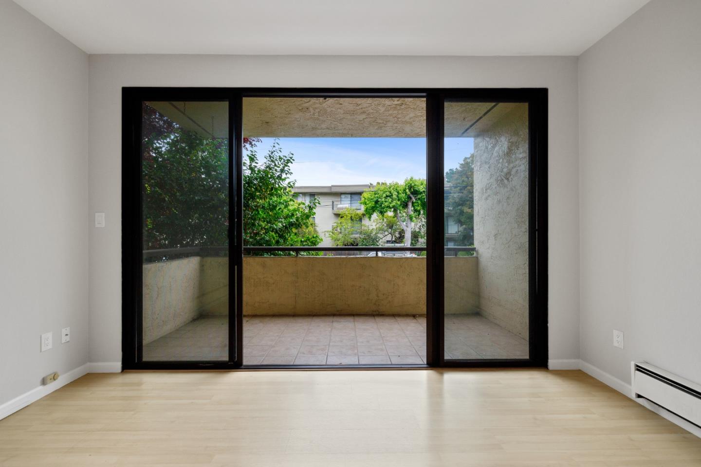 Detail Gallery Image 12 of 25 For 525 Almer Rd #107,  Burlingame,  CA 94010 - 2 Beds | 2 Baths