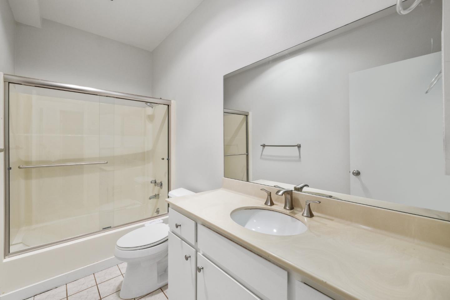 Detail Gallery Image 22 of 25 For 525 Almer Rd #107,  Burlingame,  CA 94010 - 2 Beds | 2 Baths