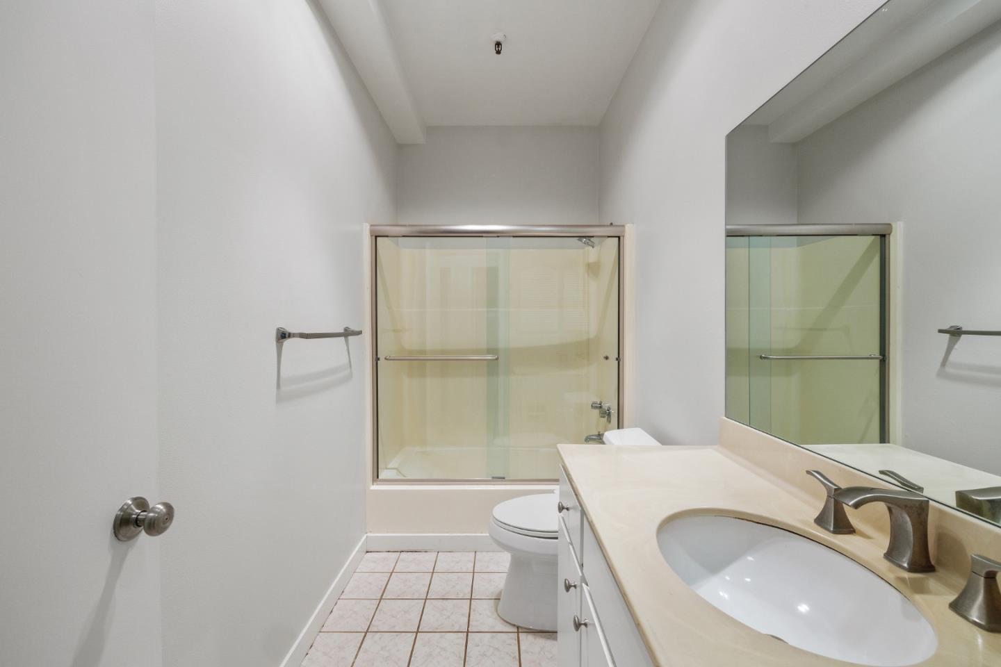 Detail Gallery Image 23 of 25 For 525 Almer Rd #107,  Burlingame,  CA 94010 - 2 Beds | 2 Baths