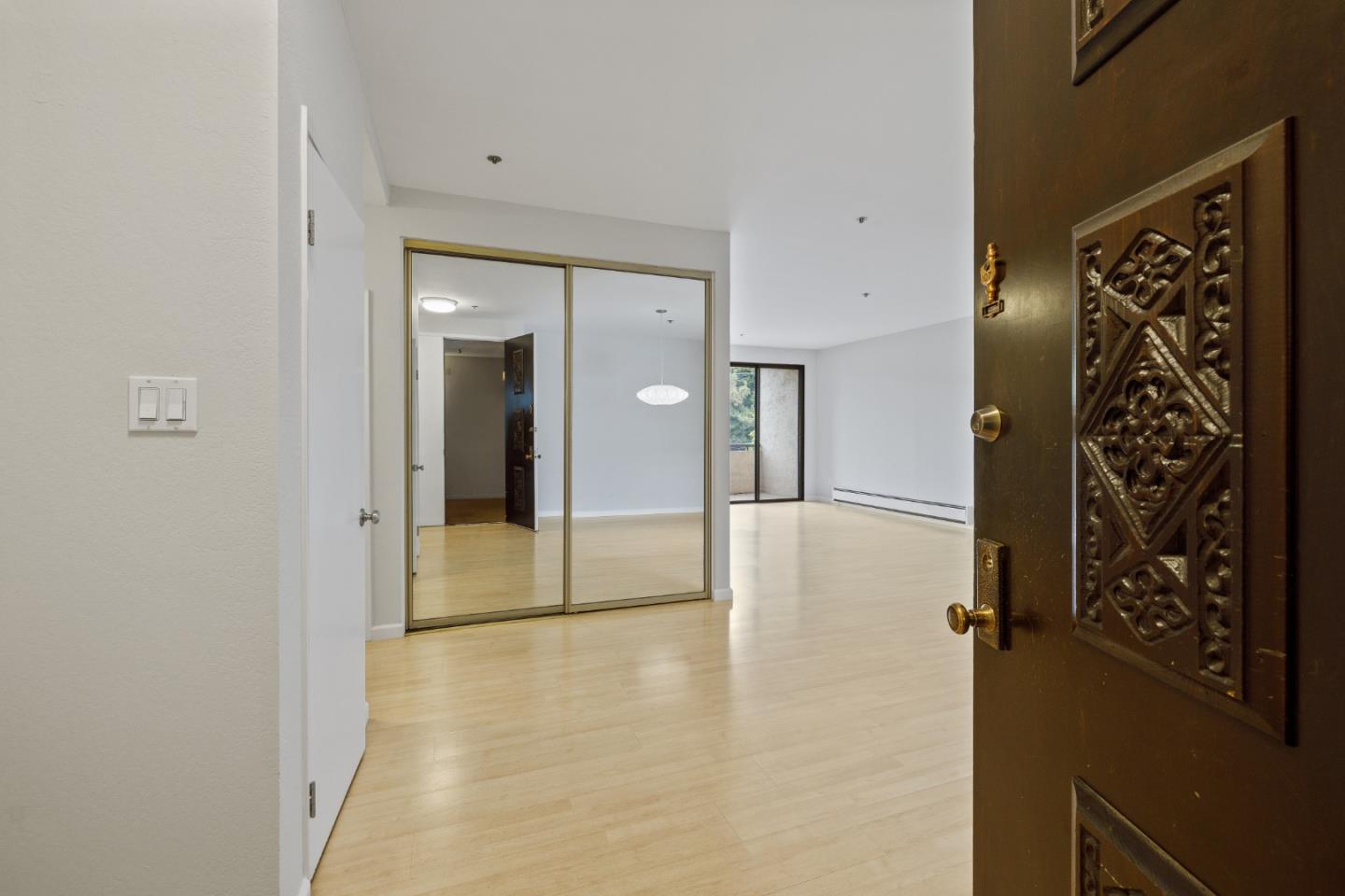 Detail Gallery Image 3 of 25 For 525 Almer Rd #107,  Burlingame,  CA 94010 - 2 Beds | 2 Baths