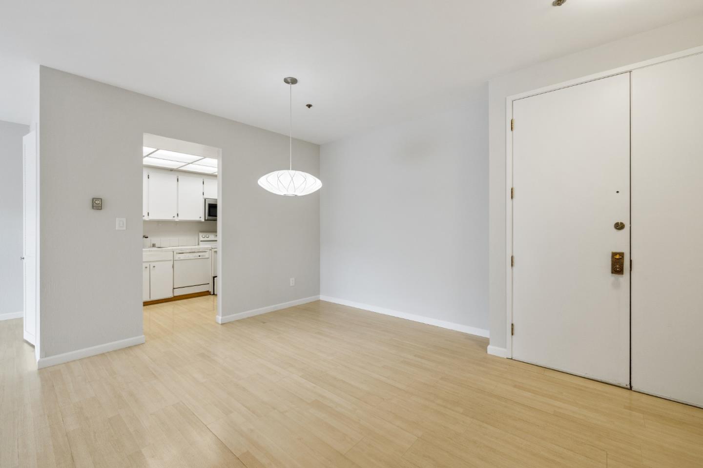 Detail Gallery Image 4 of 25 For 525 Almer Rd #107,  Burlingame,  CA 94010 - 2 Beds | 2 Baths
