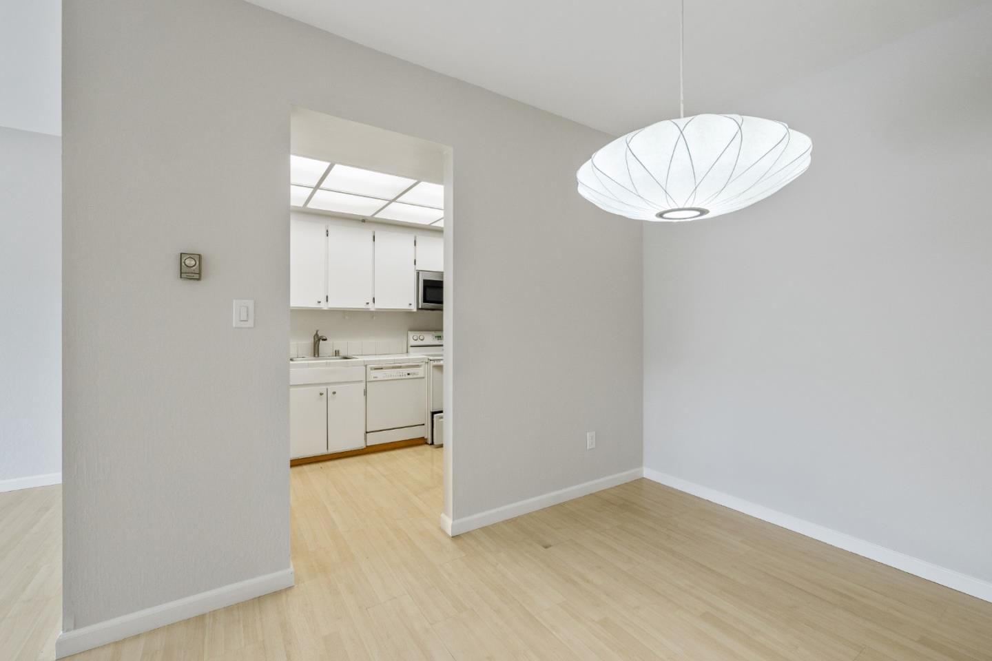 Detail Gallery Image 5 of 25 For 525 Almer Rd #107,  Burlingame,  CA 94010 - 2 Beds | 2 Baths