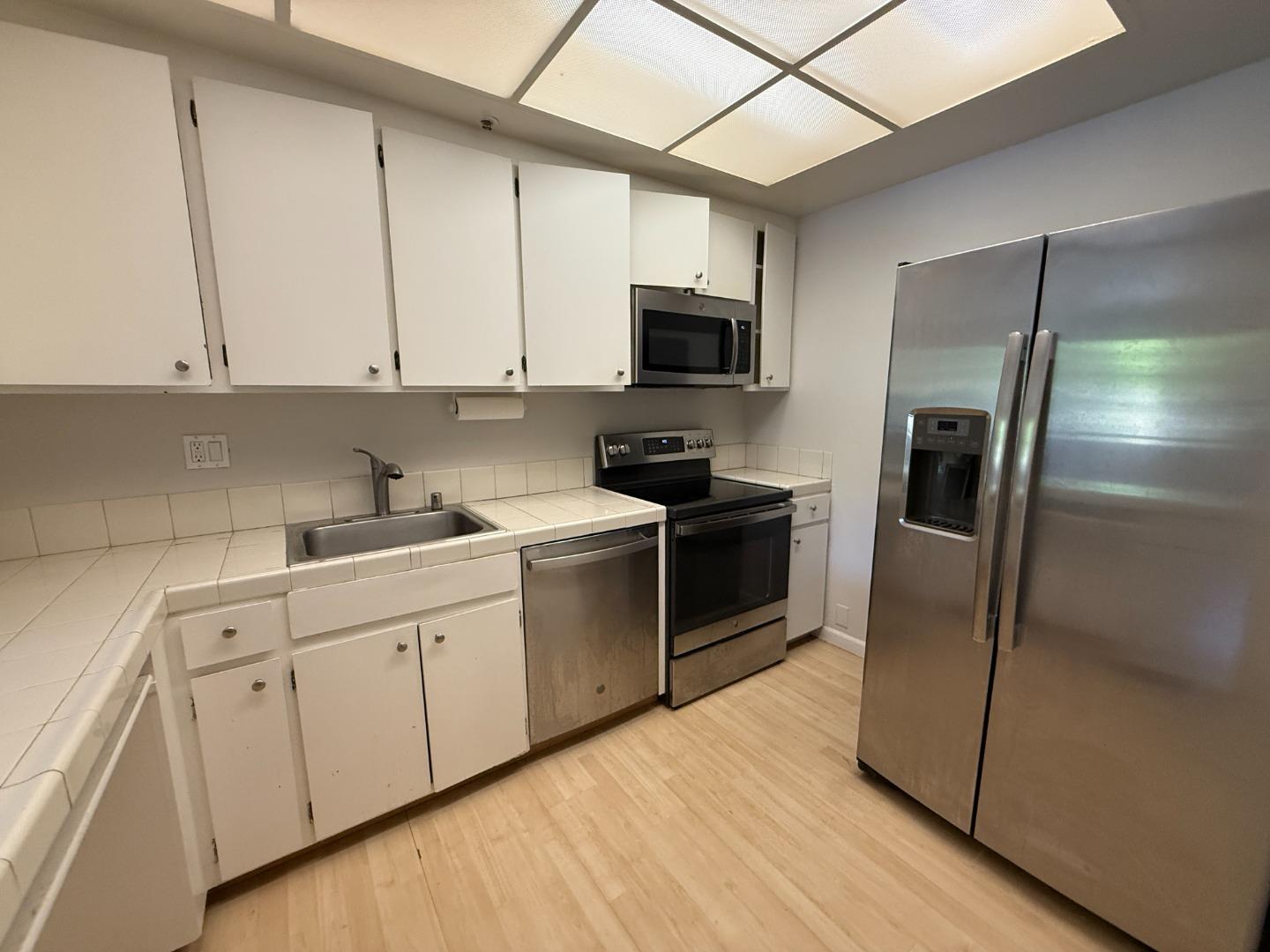 Detail Gallery Image 6 of 25 For 525 Almer Rd #107,  Burlingame,  CA 94010 - 2 Beds | 2 Baths