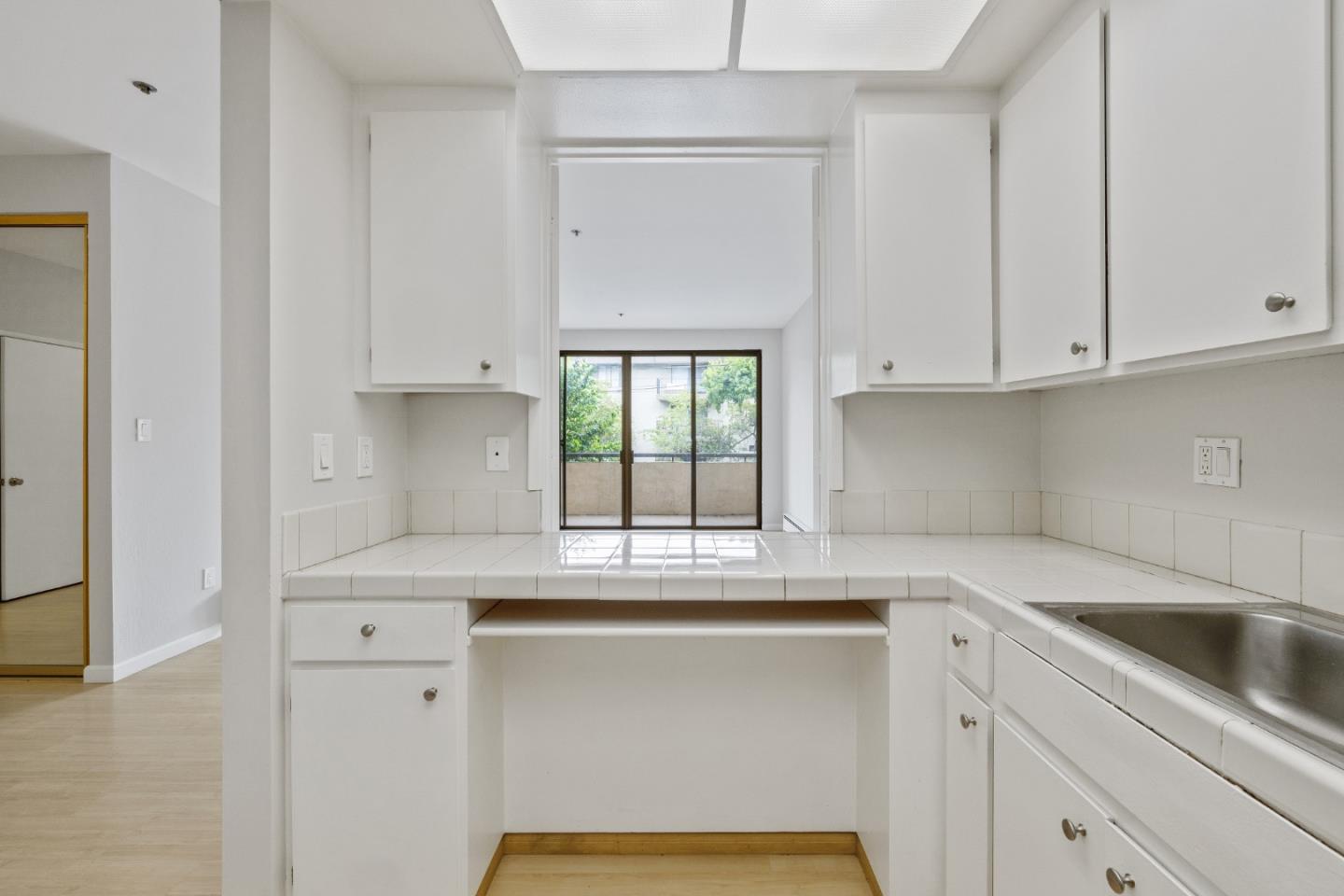 Detail Gallery Image 7 of 25 For 525 Almer Rd #107,  Burlingame,  CA 94010 - 2 Beds | 2 Baths