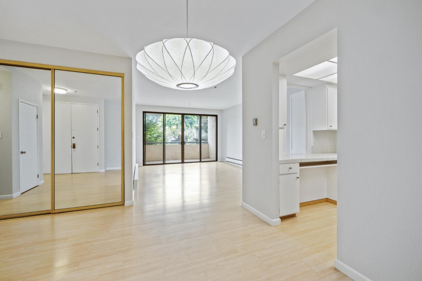 Detail Gallery Image 8 of 25 For 525 Almer Rd #107,  Burlingame,  CA 94010 - 2 Beds | 2 Baths