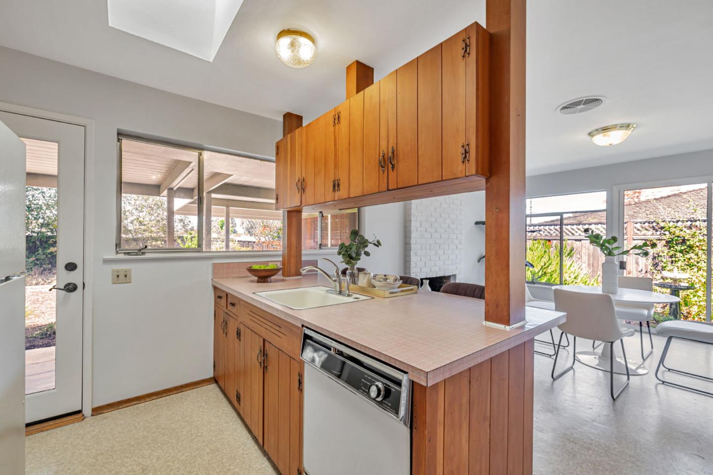 Detail Gallery Image 14 of 34 For 376 Alicia Way, Los Altos,  CA 94022 - 3 Beds | 2 Baths
