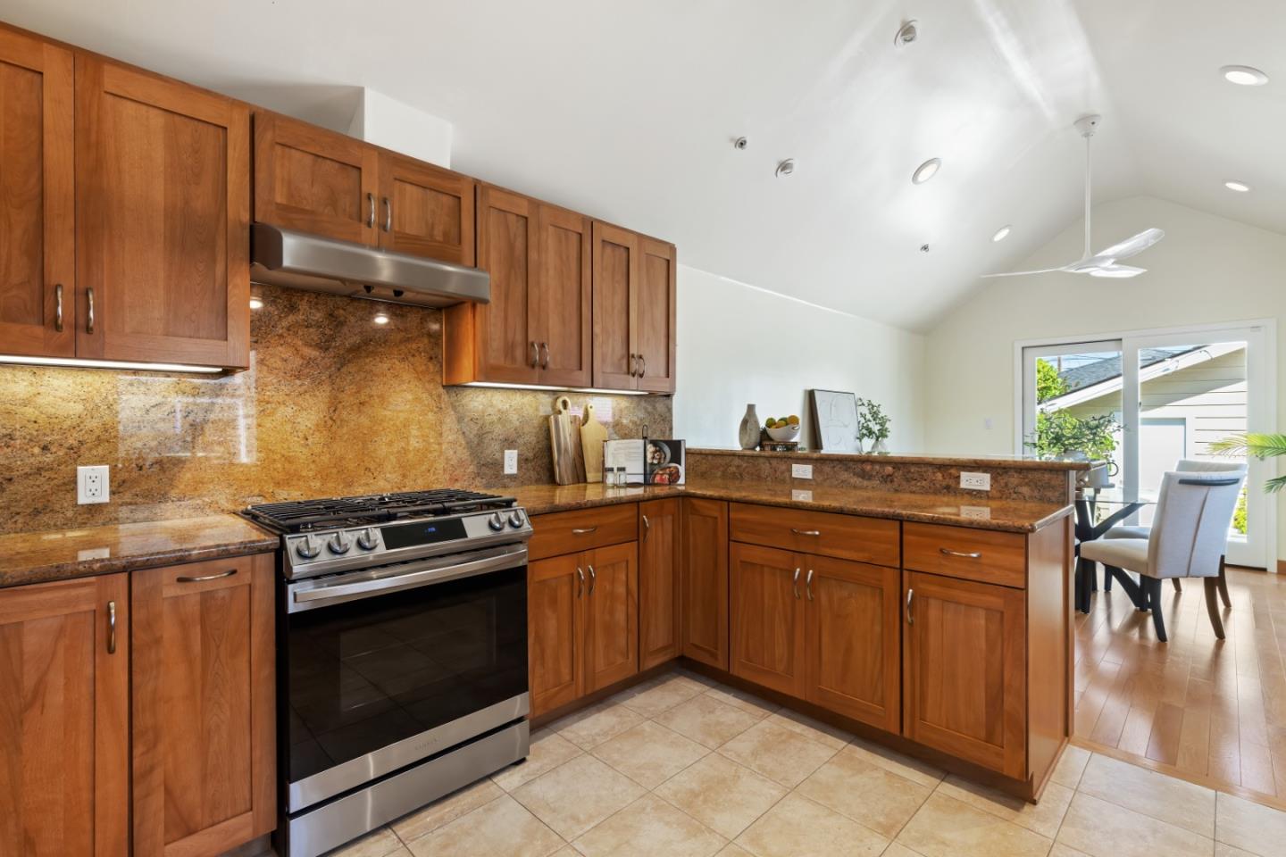Detail Gallery Image 11 of 24 For 433 Upton St, Redwood City,  CA 94062 - 3 Beds | 2 Baths