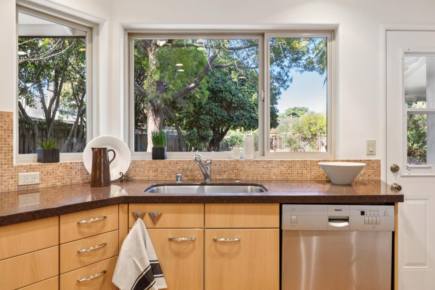 Detail Gallery Image 18 of 42 For 130 Garland Way, Los Altos,  CA 94022 - 5 Beds | 2/1 Baths