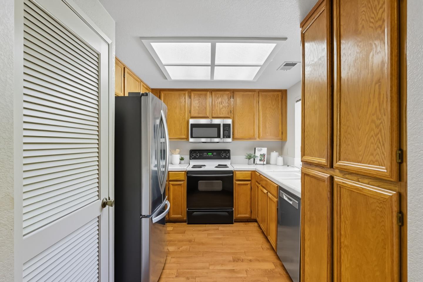 Detail Gallery Image 10 of 36 For 2699 Yerba Cliff Ct, San Jose,  CA 95121 - 2 Beds | 2 Baths