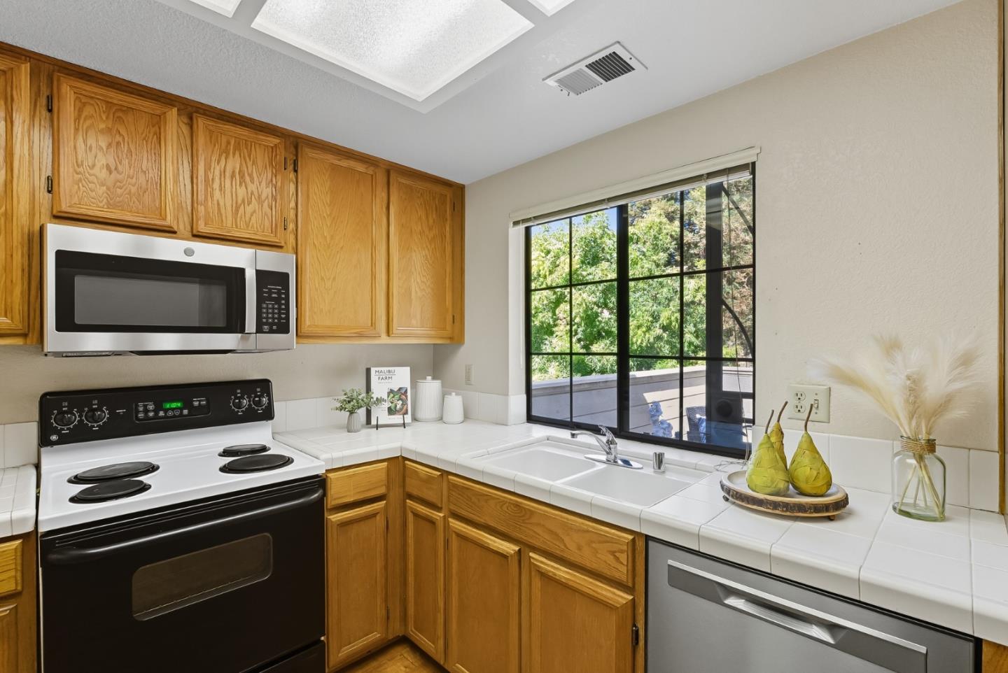 Detail Gallery Image 11 of 36 For 2699 Yerba Cliff Ct, San Jose,  CA 95121 - 2 Beds | 2 Baths