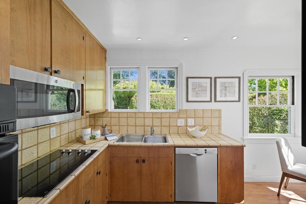 Detail Gallery Image 13 of 30 For 2399 South Ct, Palo Alto,  CA 94301 - 3 Beds | 2 Baths