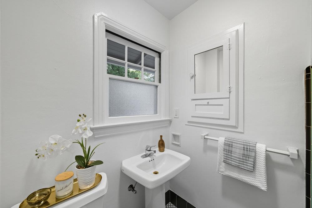 Detail Gallery Image 20 of 30 For 2399 South Ct, Palo Alto,  CA 94301 - 3 Beds | 2 Baths