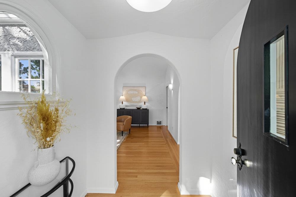 Detail Gallery Image 5 of 30 For 2399 South Ct, Palo Alto,  CA 94301 - 3 Beds | 2 Baths