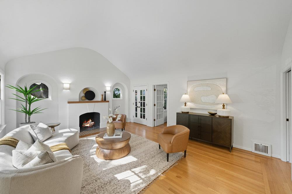 Detail Gallery Image 6 of 30 For 2399 South Ct, Palo Alto,  CA 94301 - 3 Beds | 2 Baths